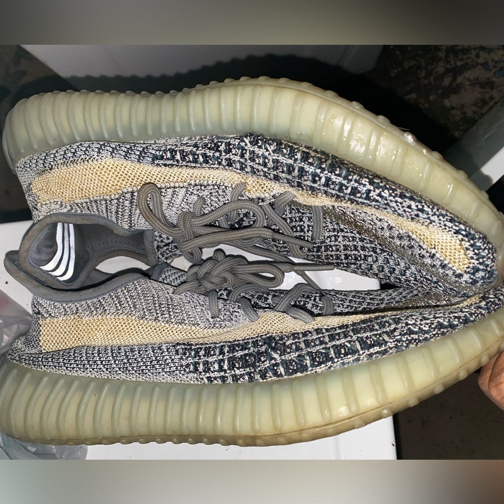 Yeezy Boost 350 V2 Ash blue (lil damaged!)